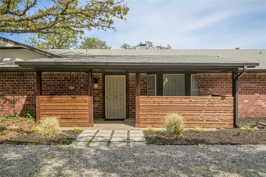 1172 Woodcrest DR, Harrah, OK 73045