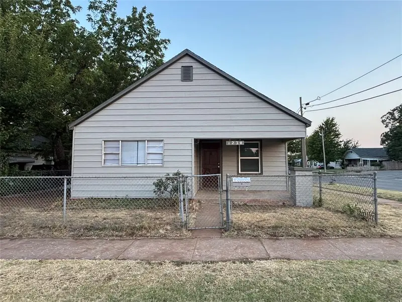 1230 W Modelle AVE, Clinton, OK 73601