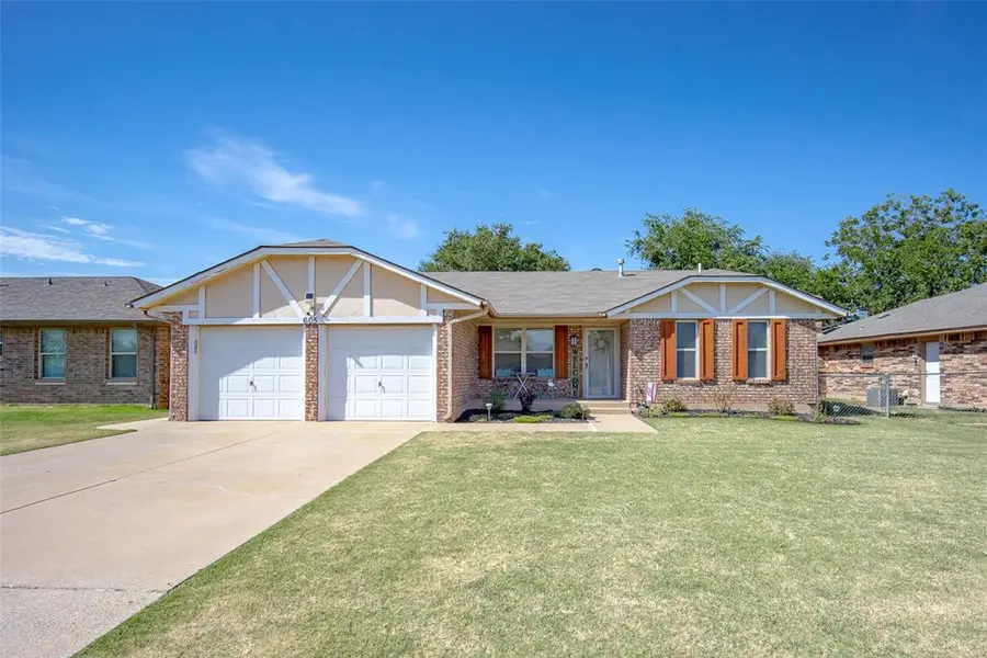 605 SW 7th ST, Moore, OK 73160