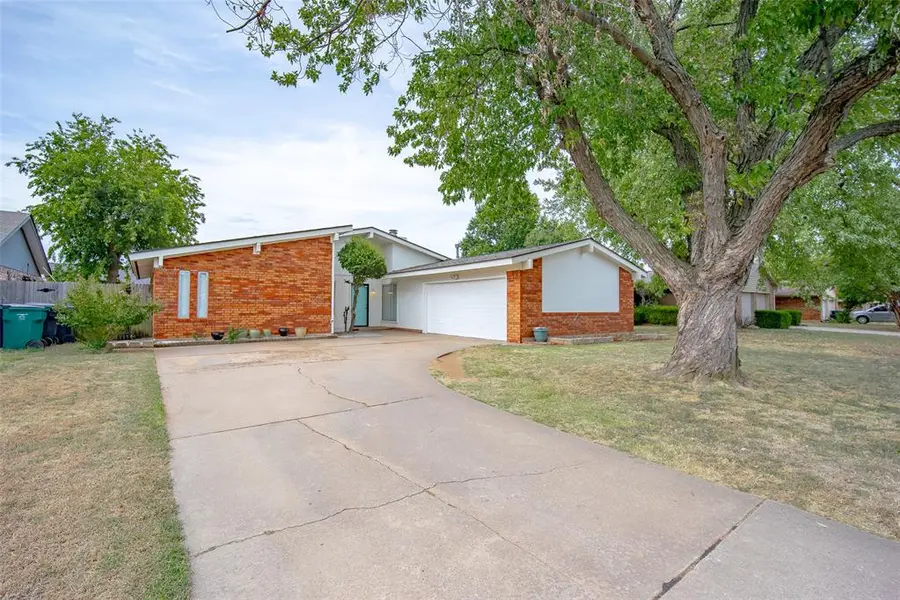 10312 Fairfax LN, Yukon, OK 73099