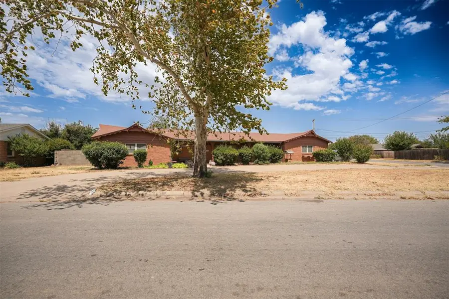 1909 Willard DR, Altus, OK 73521