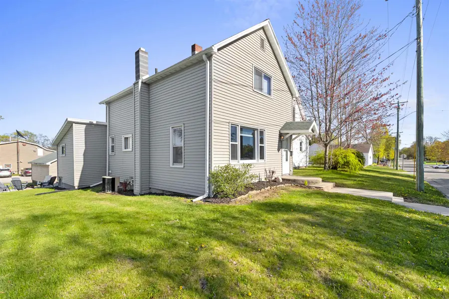 210 N OAKLAND AVE, Oconto Falls, WI 54154-1240