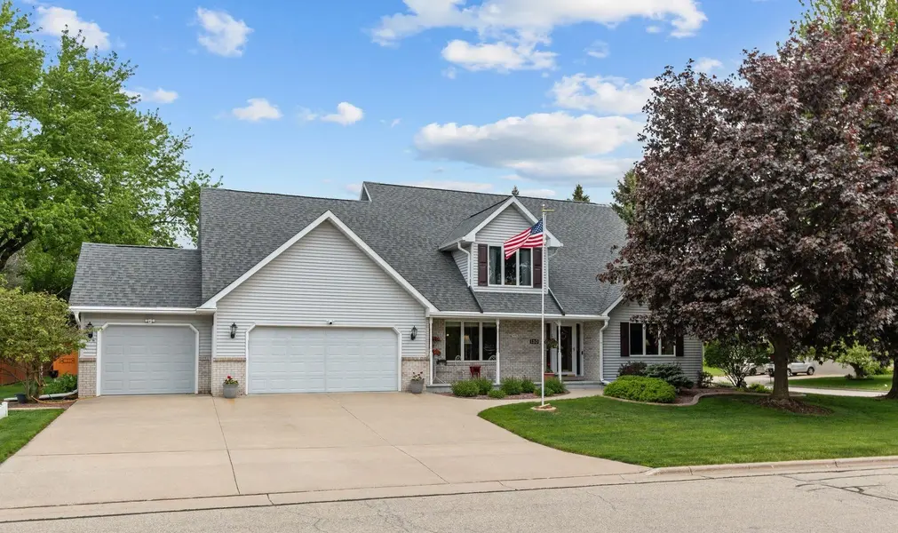 130 HILLTOP DR, Neenah, WI 54956-3516