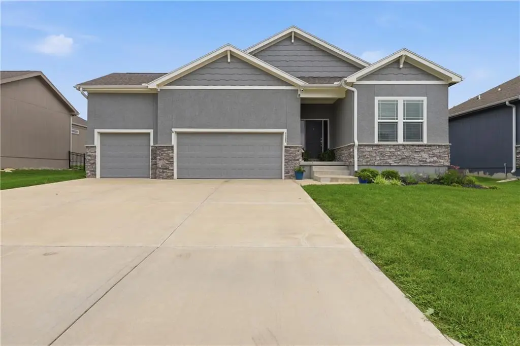 1122 SW Cheshire DR, Lee's Summit, MO 64083