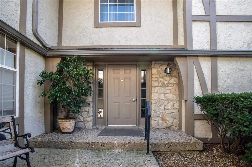 1205 NW Village DR #D, Blue Springs, MO 64015