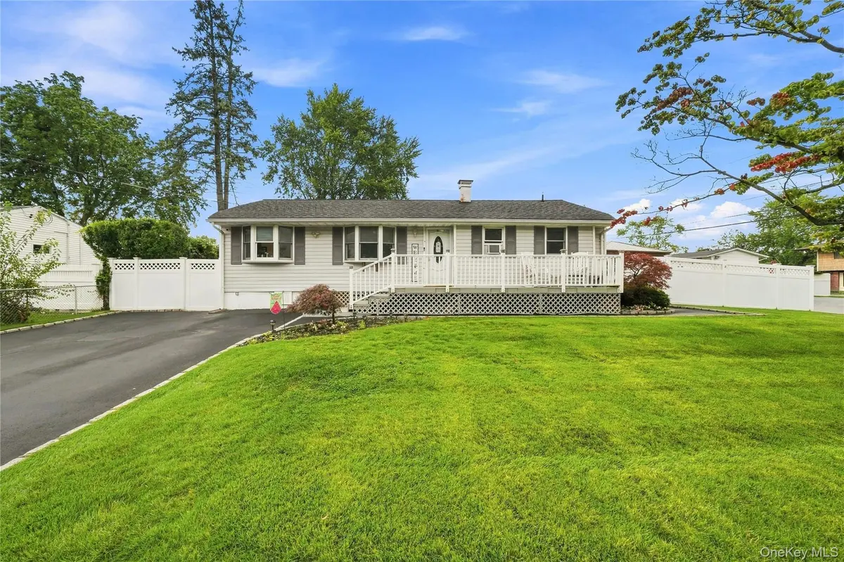 5 Talbot LN, Selden, NY 11784