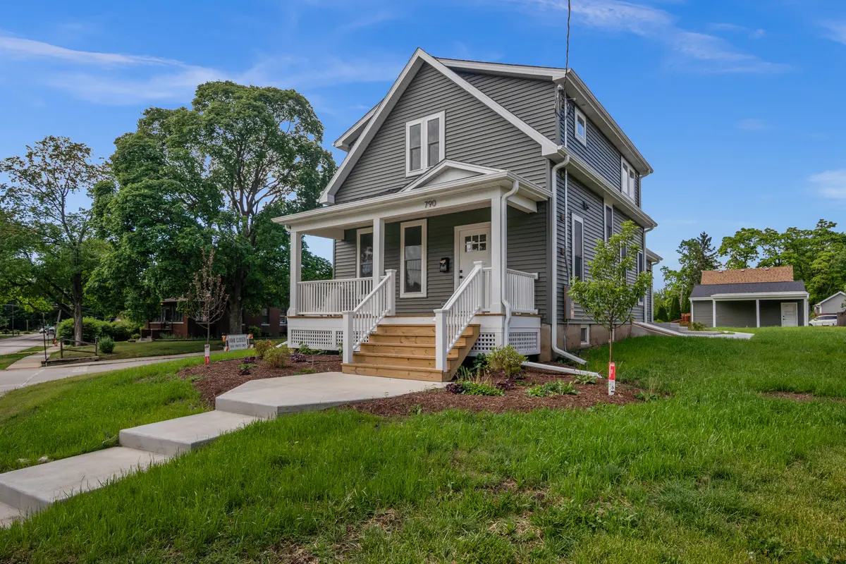 790 Wing ST, Elgin, IL 60123