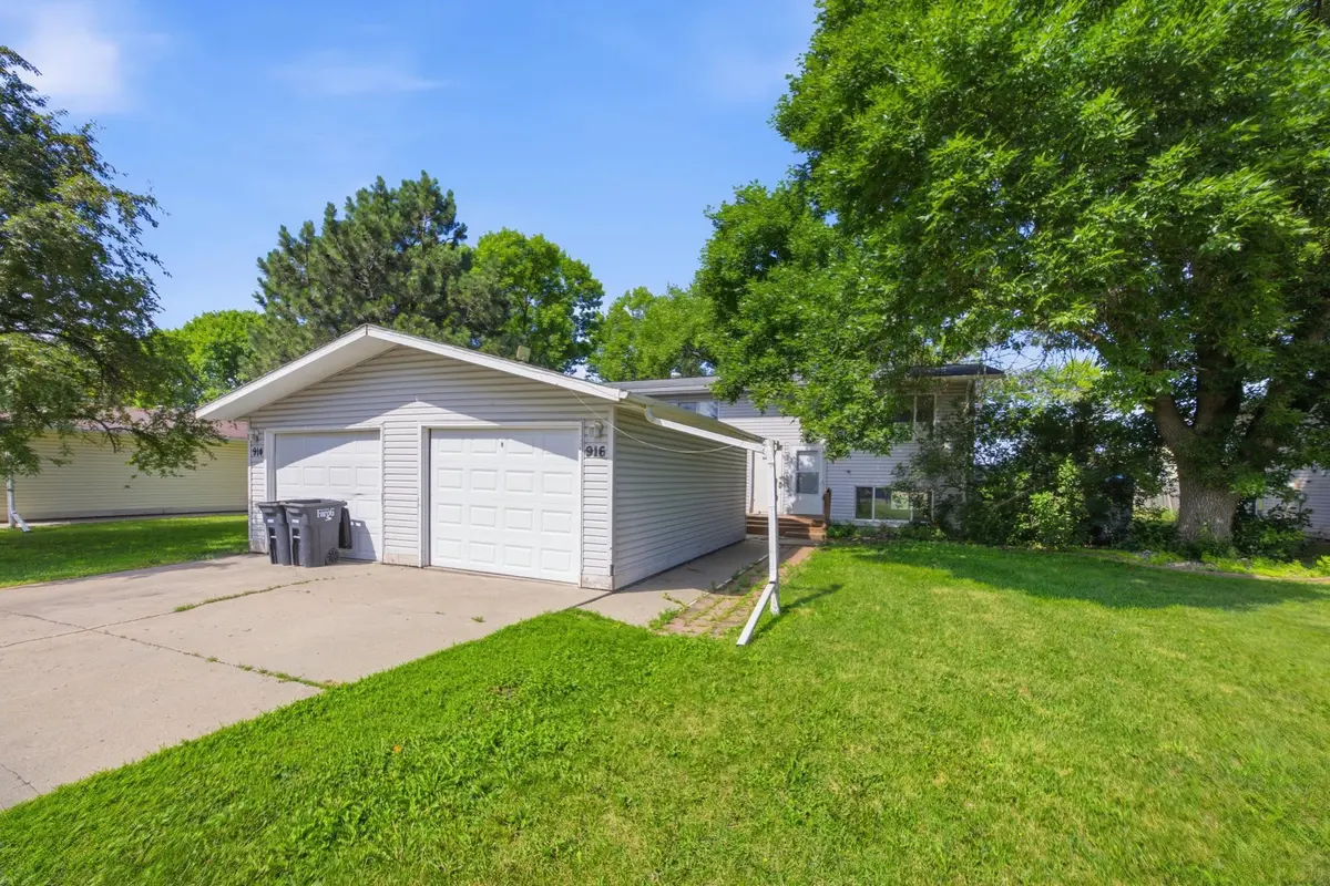 914-916 32nd ST N, Fargo, ND 58102