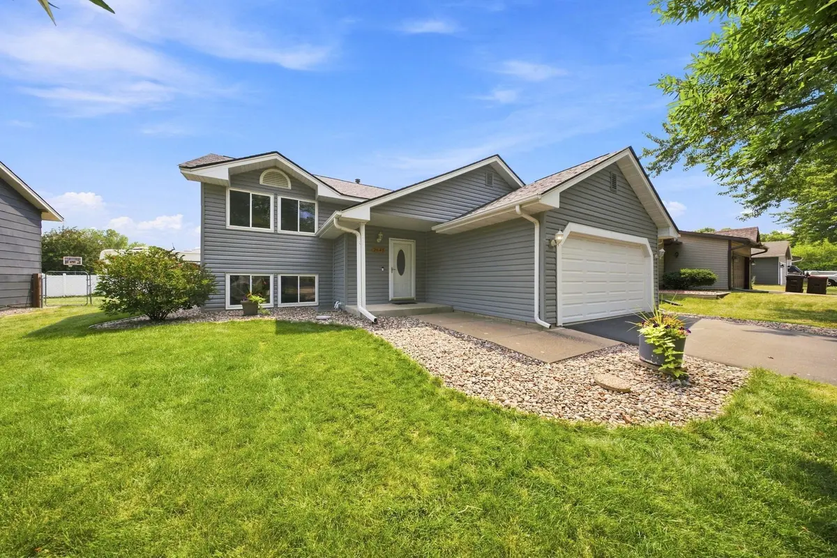 2643 Guthrie AVE N, Oakdale, MN 55128