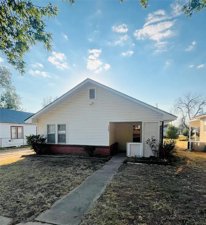 1305 Klabzuba AVE, Prague, OK 74864