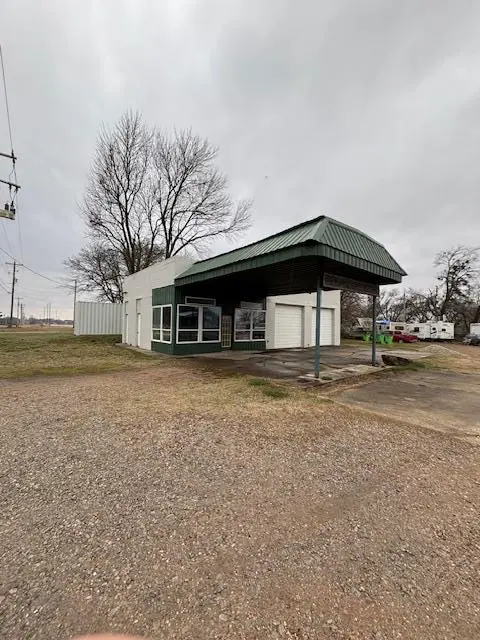 1403 W Columbia ST, Okemah, OK 74859