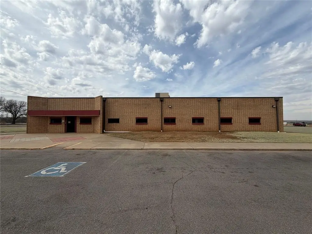 190 N 31st, Clinton, OK 73601