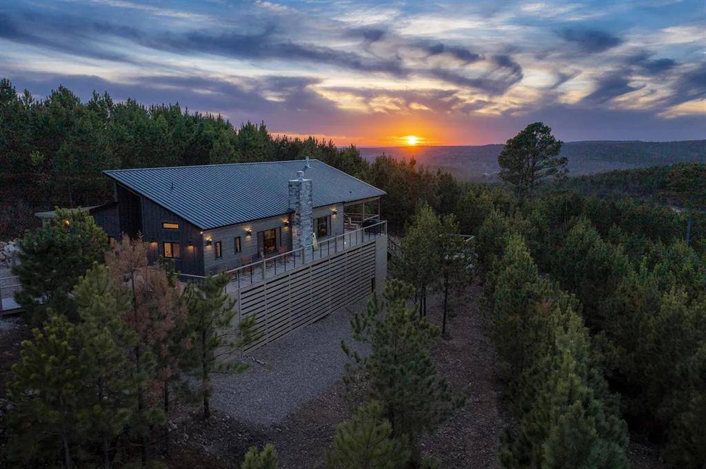 613 Woodland Bluff TRL, Broken Bow, OK 74728