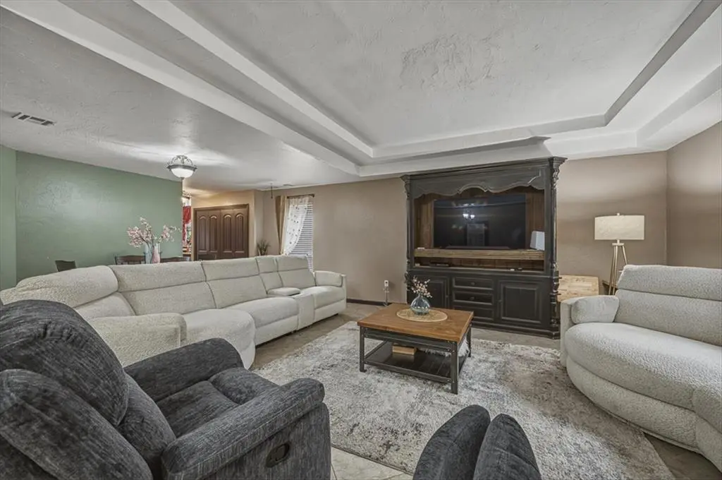 19704 Harness CT, Edmond, OK 73012