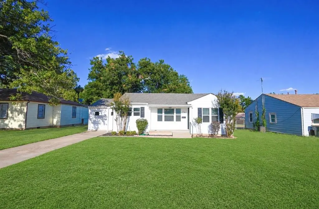 214 N 17th ST, Chickasha, OK 73018