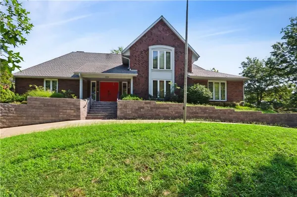 10052 Hemlock DR, Overland Park, KS 66212