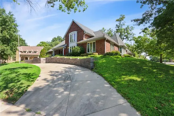 10052 Hemlock DR, Overland Park, KS 66212