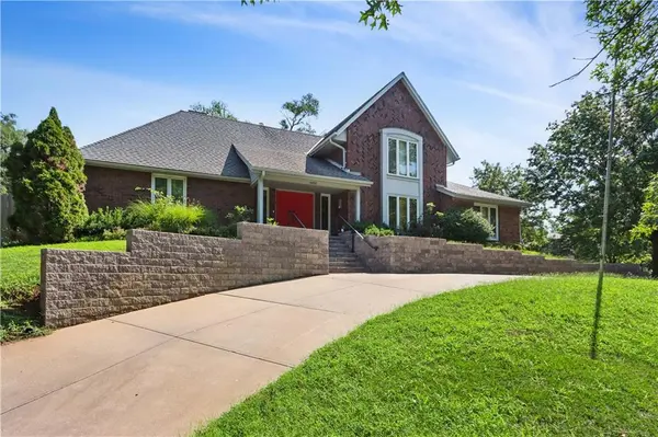 10052 Hemlock DR, Overland Park, KS 66212