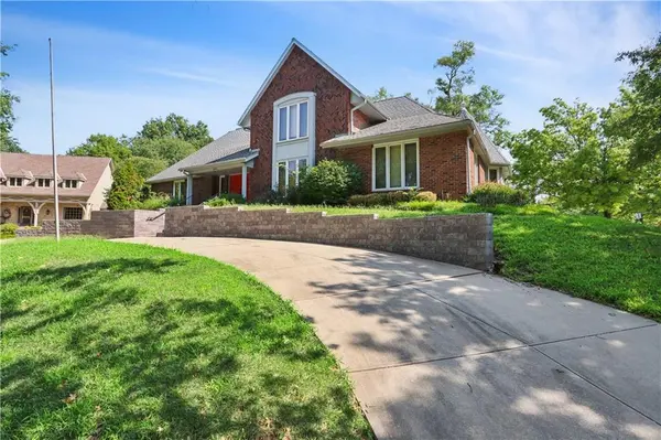 10052 Hemlock DR, Overland Park, KS 66212