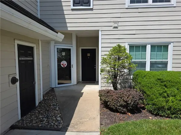 11628 TOMAHAWK CREEK Pkwy, Leawood, KS 66211