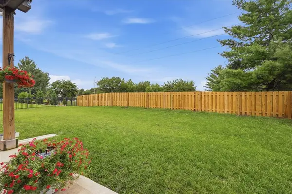 1122 SW Cheshire DR, Lee's Summit, MO 64083