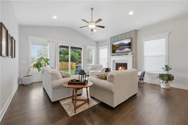 1122 SW Cheshire DR, Lee's Summit, MO 64083