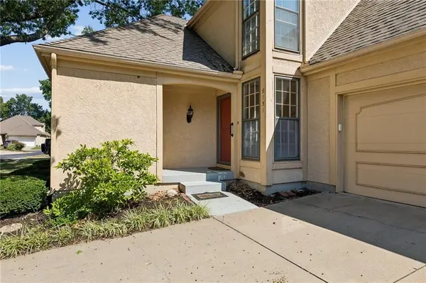 9151 W 102nd TER, Overland Park, KS 66212