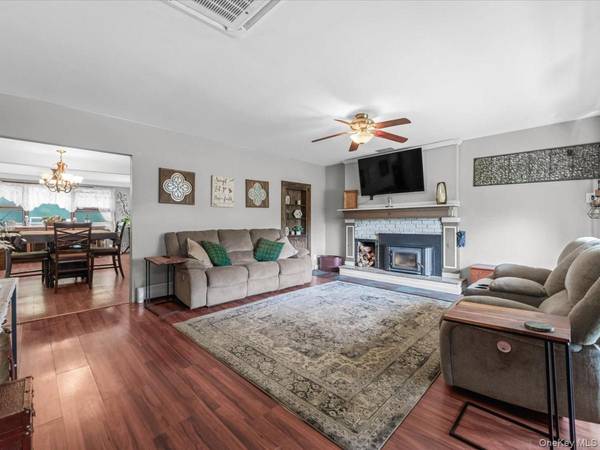 223 Locust DR, Rocky Point, NY 11778