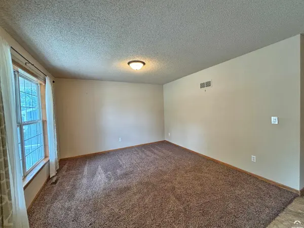 2701 Bluestem DR, Lawrence, KS 66047