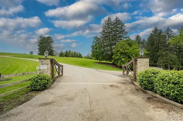 9 Bridle Ridge LN, St Louis, MO 63131
