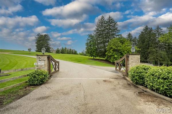 9 Bridle Ridge LN, St Louis, MO 63131