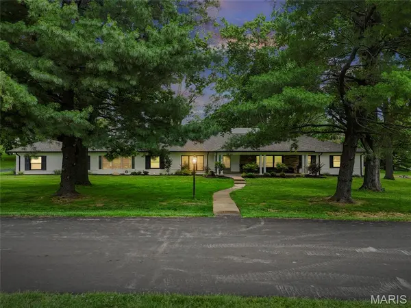 18 Country Aire DR, Town And Country, MO 63131