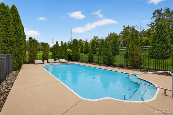800 Dunbarton DR, Weldon Spring, MO 63304