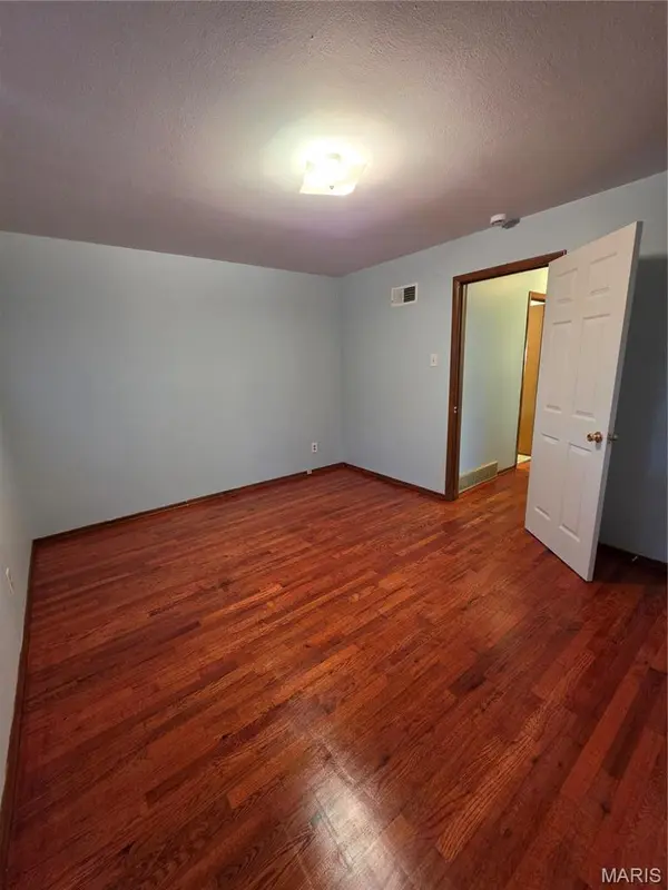 10533 Hobday AVE, St Ann, MO 63074