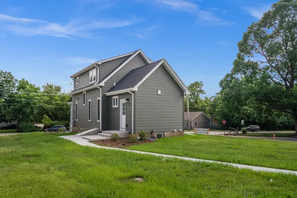 790 Wing ST, Elgin, IL 60123