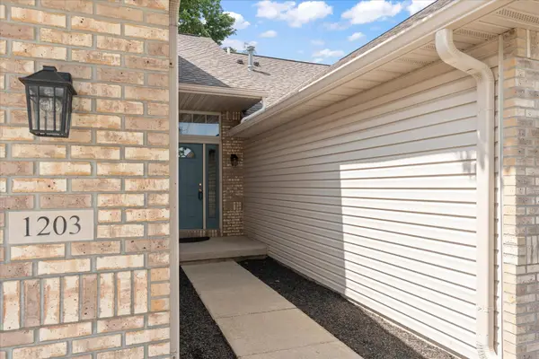 1203 Windwood LN, Mahomet, IL 61853