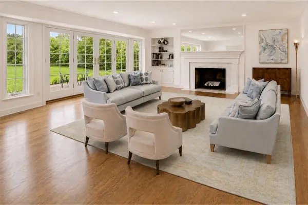 455 Rockefeller RD, Lake Forest, IL 60045