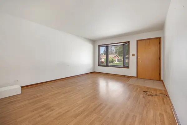 1086 Hickory LN, Elk Grove Village, IL 60007