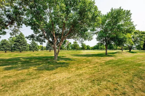 202 Fairway DR, Casselton, ND 58012