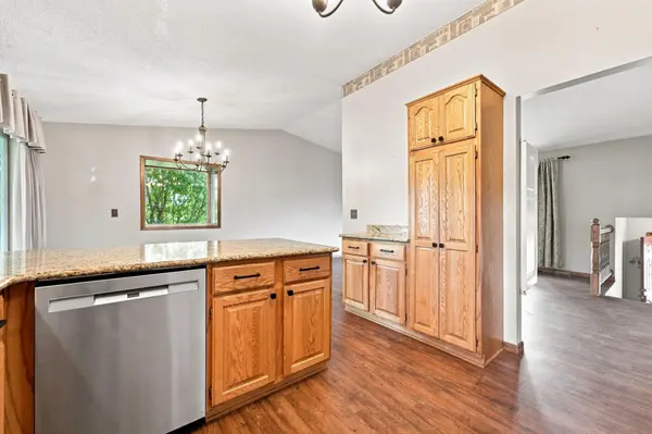 7470 Upper 26th ST N, Oakdale, MN 55128