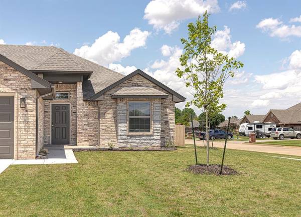1923 W Flintlock WAY, Mustang, OK 73064