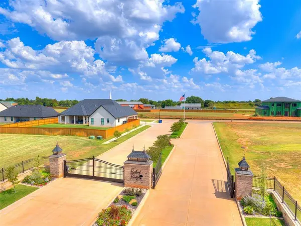 3501 Redbud Ridge RD, Chickasha, OK 73018