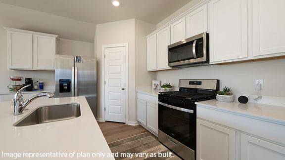 925 S Bear LN, Mustang, OK 73064