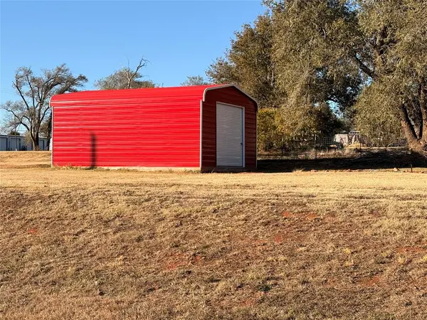 112 E Main ST, Foss, OK 73647