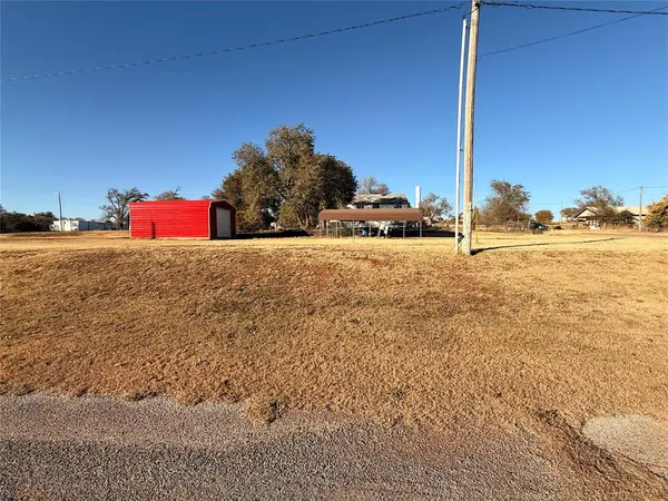 112 E Main ST, Foss, OK 73647