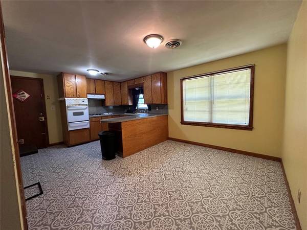 811 N Broadway ST, Broken Bow, OK 74728