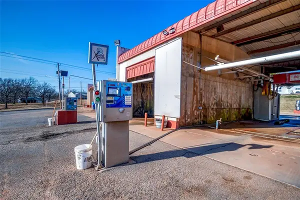 1102 E 1st ST, Chandler, OK 74834