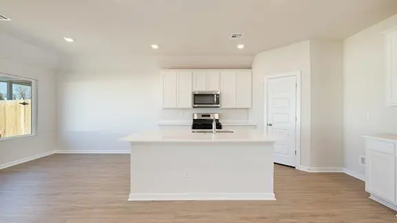 1228 E Stallion LN, Mustang, OK 73064