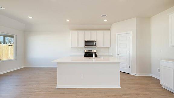 1228 E Stallion LN, Mustang, OK 73064