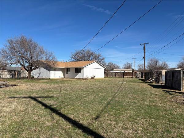 304 Saturn ST, Altus, OK 73521